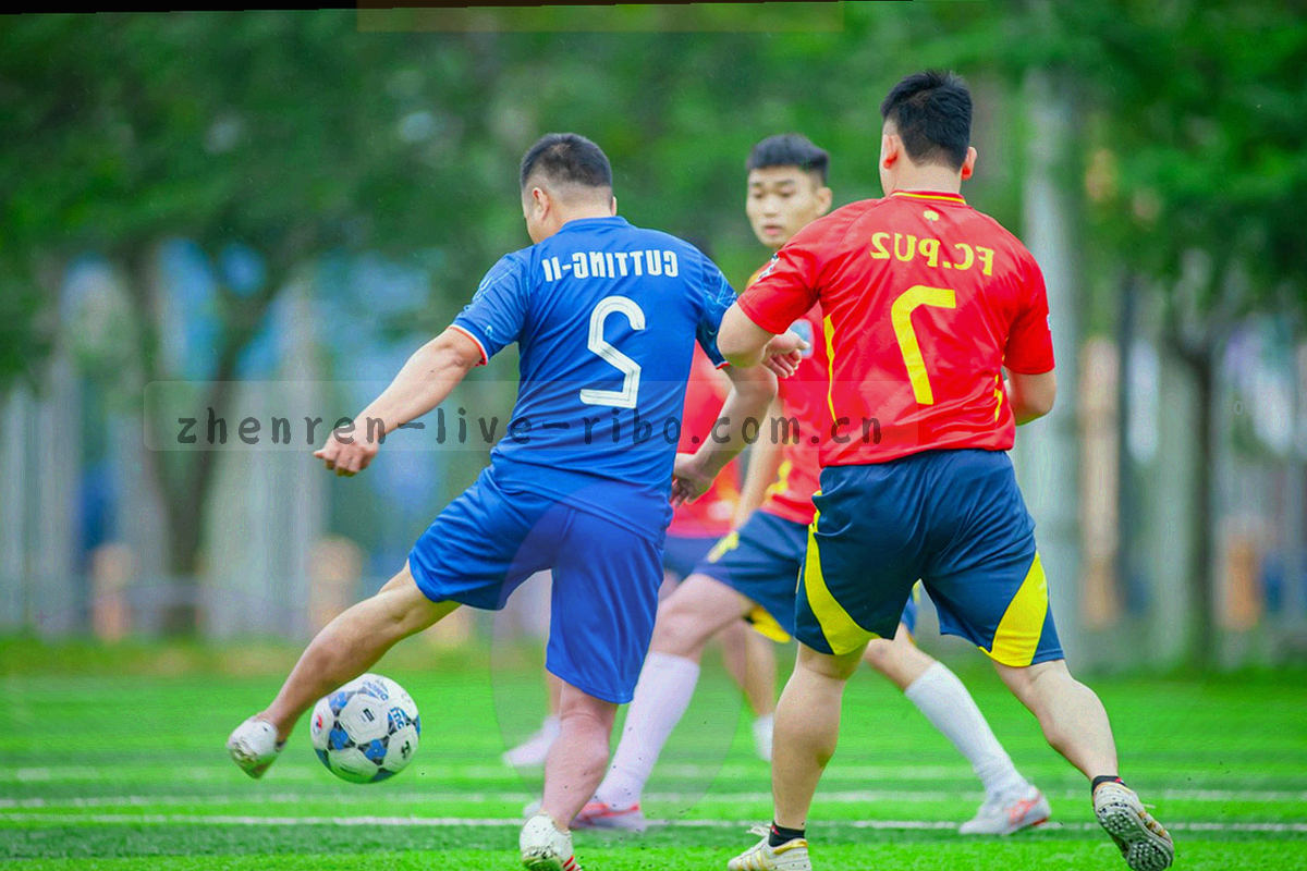 桌面上的红蓝标注笔、校对纸与索引标签，俯拍构图无人像